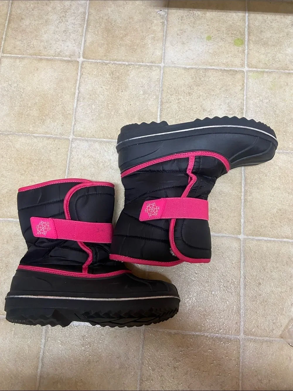Place Black Pink Girl Snow Boots Size 4